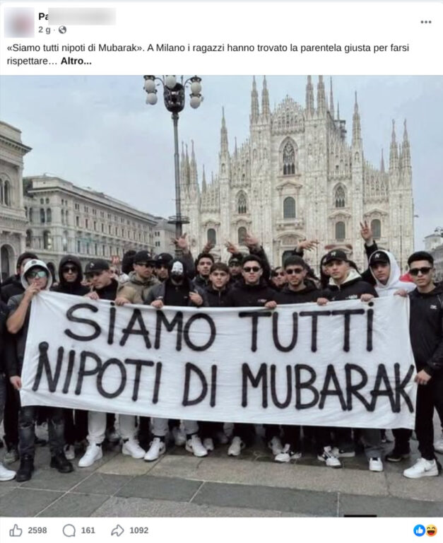 Post Facebook con la foto di un gruppo di ragazzi e uno striscione con la scritta «Siamo tutti nipoti di Mubarak» davanti al Duomo di Milano, immagine generata con l'IA