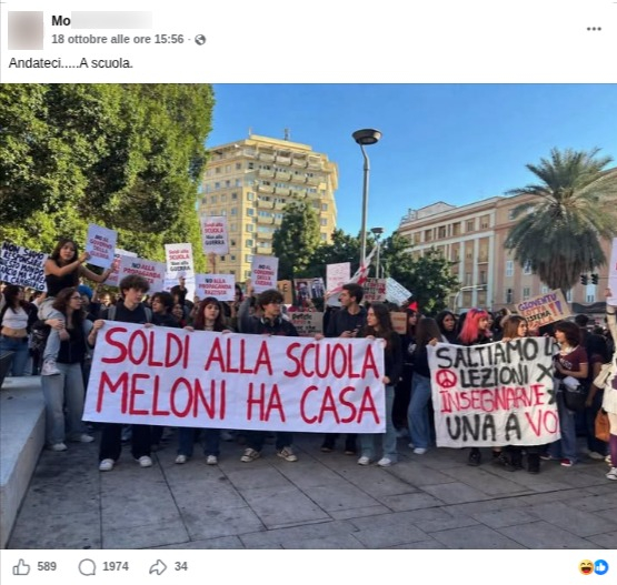 Falsa foto di una manifestazione studentesca con lo striscione modificato in «Meloni Ha casa».