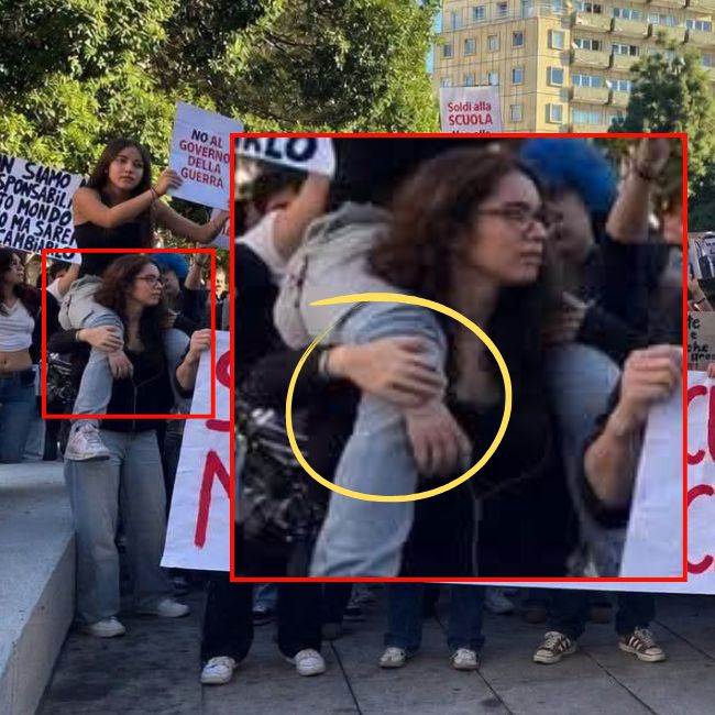 Dettaglio della foto alterata che mostra una ragazza con due braccia destre.