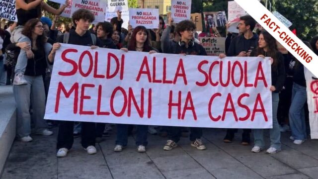 La foto alterata di una manifestazione studentesca a Cagliari in cui lo striscione originale è stato modificato in «SOLDI ALLA SCUOLA MELONI HA CASA» con un evidente errore grammaticale. In alto a destra è presente il bollino rosso "FACT-CHECKING".