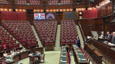 Giorgetti che parla davanti all'aula vuota