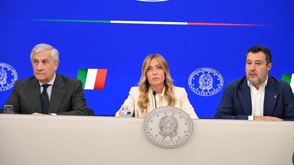 giorgia meloni presenta la manovra, accanto a lei antonio tajani e matteo salvini