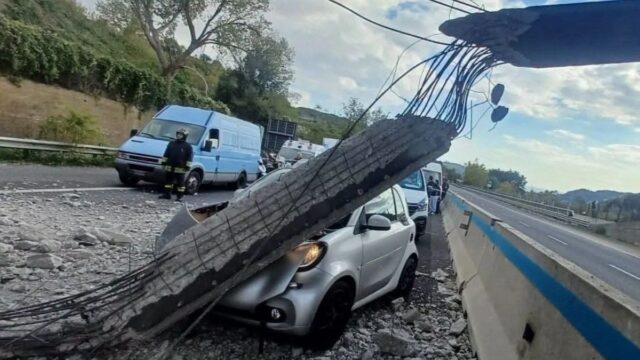 Cade un pezzo di cavalcavia in autostrada tra Avellino e Salerno