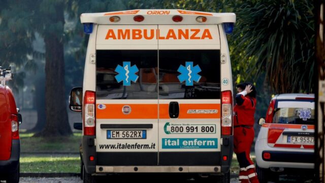 I due sono atterrati sul tettuccio di un'auto