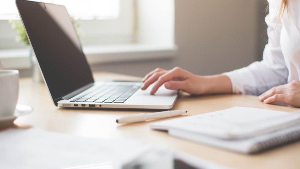 Lavoratore al pc in ufficio o smartworking