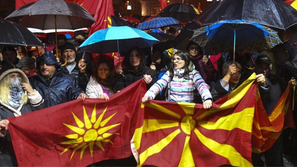 Dopo la decisione del governo di cambiare il nome del paese in macedonia del Nord scoppiarono delle proteste in tutto il Paese