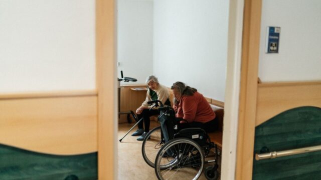 quattro anziane maltrattate dagli operatori sociosanitari in provincia di milano