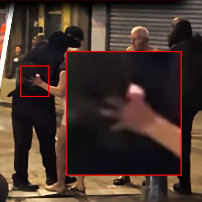 Dettaglio ingrandito dell'immagine generata dall'AI che mostra la mano della donna con un pollice sproporzionato e deformato