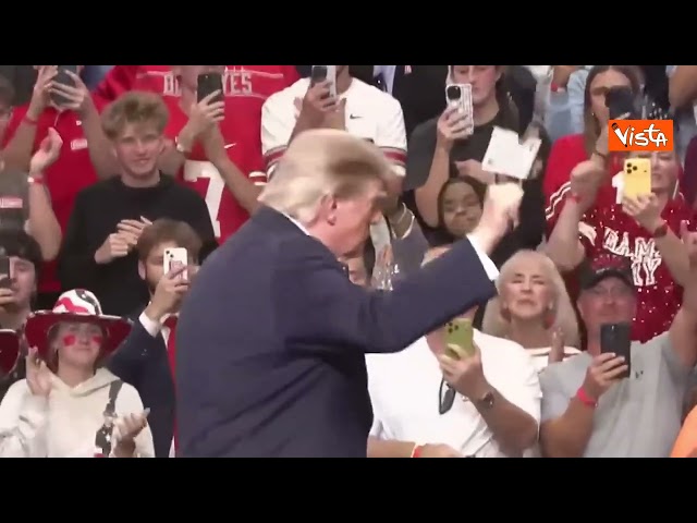 Trump balla la Trump Dance sulle note di Ymca al termine di un comizio in Ohio – Il video