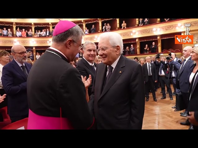 Mattarella accolto da un'ovazione al Teatro Massimo di Palermo per film sul missionario Biagio Conte – Il video