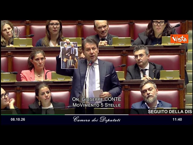 Conte mostra foto Scarpinato con Falcone e Borsellino: "Delmastro invece avvinghiato con Caroccia" – Il video