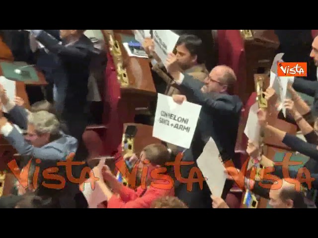 "No all'imbroglio, Legge Truffa", cartelli di protesta opposizioni dopo voto su Riforma elettorale – Il video