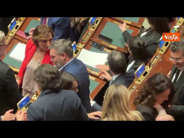 Valentina Barzotti (M5s) alla Camera con la figlia neonata in braccio per voto su legge elettorale – Il video