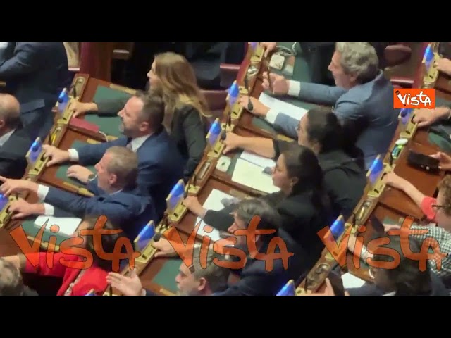 "Seduti", proteste e grida delle opposizioni durante voto legge elettorale alla Camera – Il video
