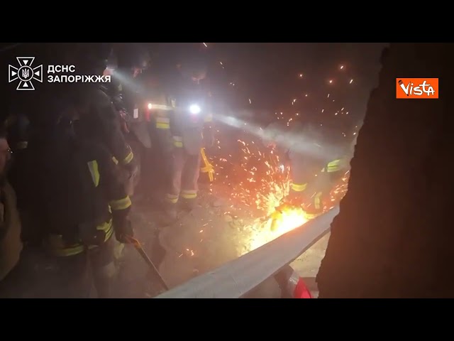 Esercito russo colpisce edifici a Zaporižžja con 5 bombe aree, le immagini dei soccorsi – Il video