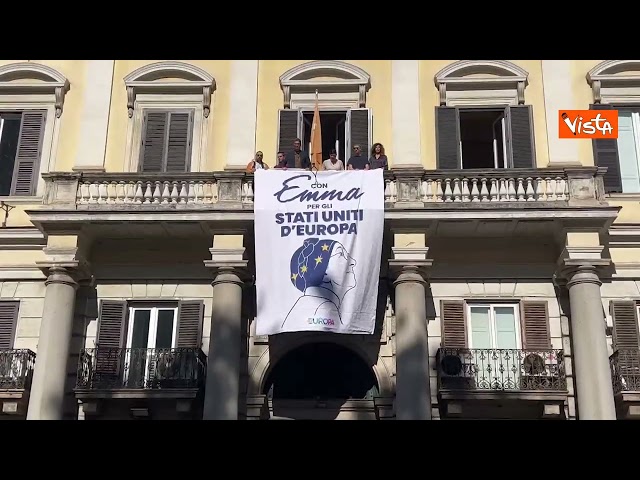 +Europa srotola grande foto di Emma Bonino dal balcone della sede a un mese dalla scomparsa – Il video