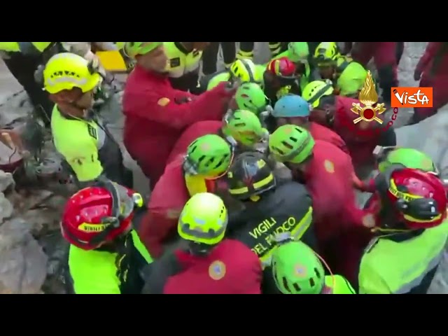 Estratto vivo speleologo bloccato in una grotta in provincia di Nuoro, l'applauso dopo salvataggio – Il video
