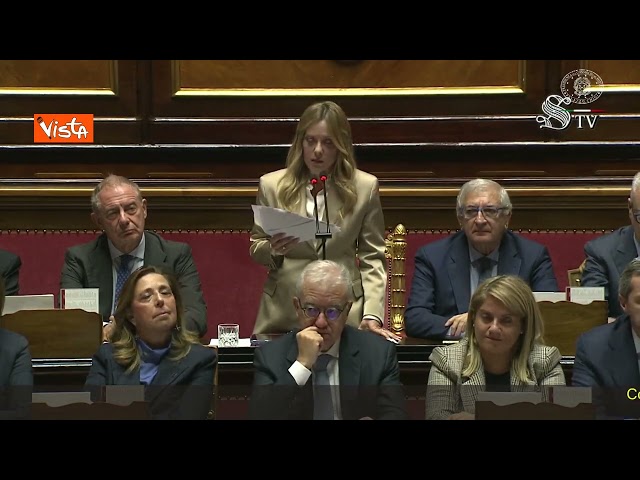Meloni: "Non rimpiango muro di Berlino o i carri armati russi". Standing ovation della maggioranza – Il video