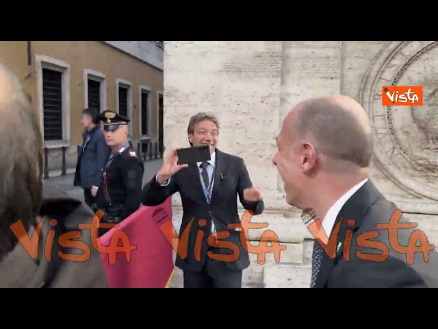 Romeo (Lega) si mette tra i cronisti fuori al Senato, Meloni: Ma che sei passato con la concorrenza? – Il video