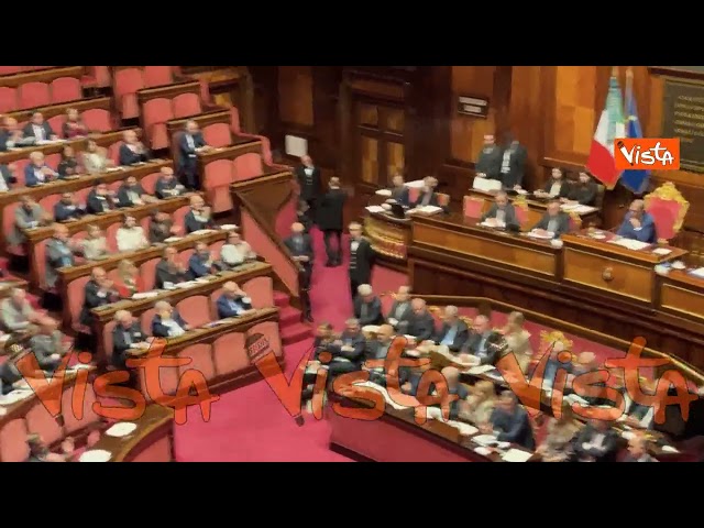 Meloni: Non rimpiango il muro di Berlino. Standing ovation dei Senatori in Aula – Il video