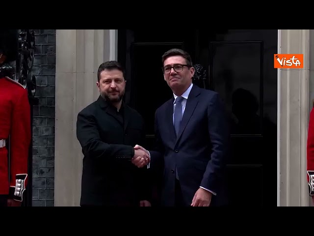 Zelensky incontra Primo ministro britannico Burnham a Londra, il saluto tra i due – Il video
