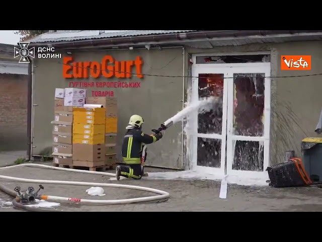 Attacco esercito russo con droni su un negozio ucraino a Luck, le immagini dei soccorsi – Il video