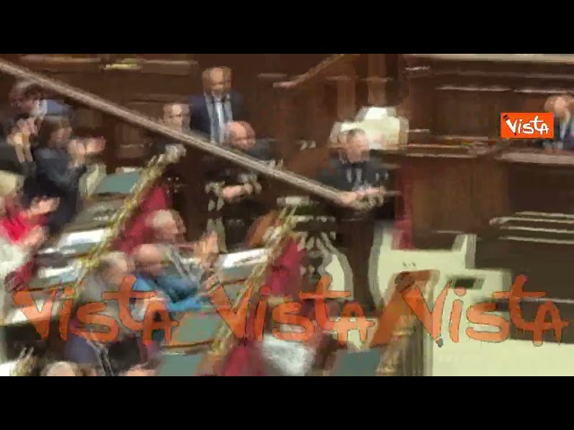Meloni a opposizioni: "Provate a mettere d'accordo Magi e Fratoianni". Applauso della maggioranza – Il video