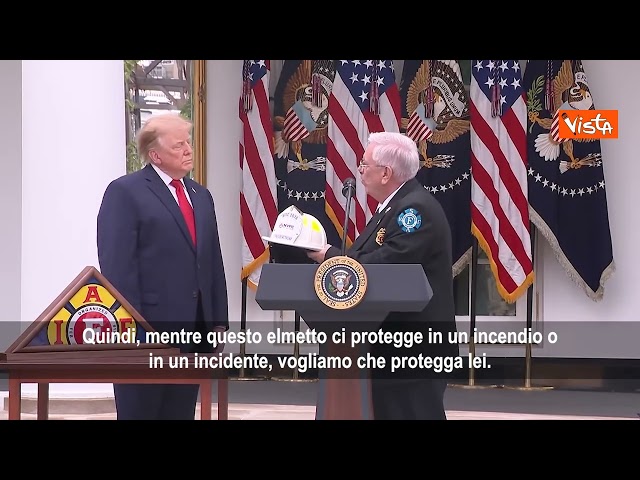 Trump riceve elmetto dei Vigili del Fuoco e scherza: Mi sarebbe servito a Butler – Il video