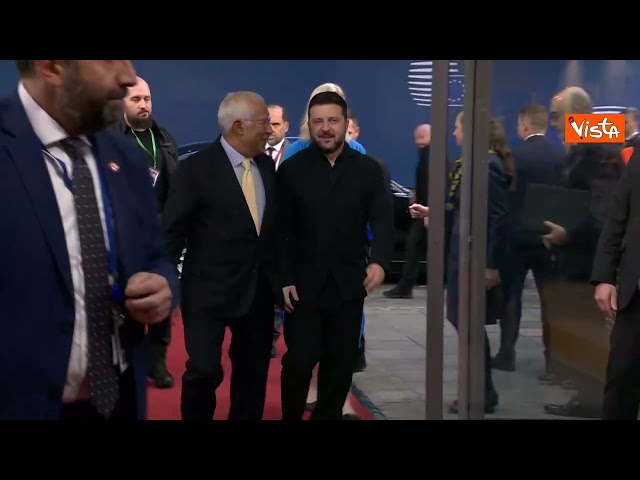 Zelensky arriva al Consiglio Ue di Bruxelles. Accolto da Costa con un abbraccio – Il video