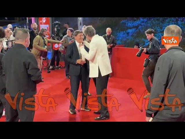 Jovanotti abbraccia e si inchina a Gianni Morandi sul red carpet della Festa del Cinema di Roma – Il video