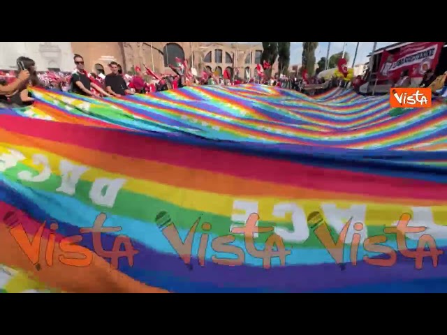 Un'enorme bandiera della pace al corteo della Cgil "La via Maestra" a Roma – Il video