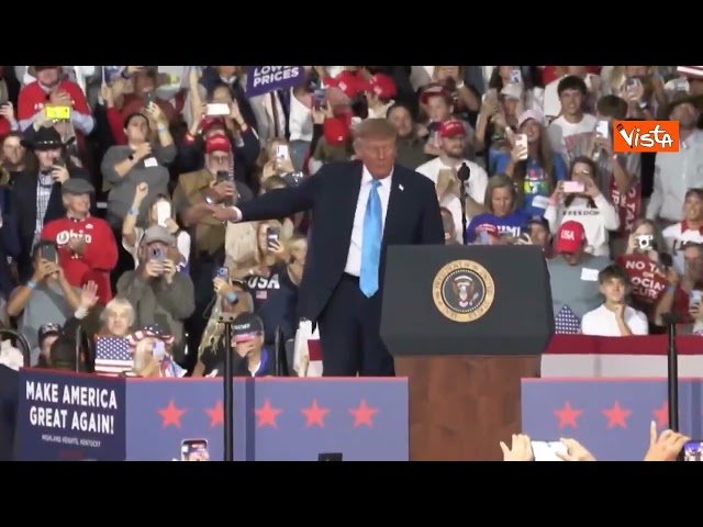 Parte Ymca e Trump inizia a ballare al termine del comizio elettorale in Kentucky – Il video