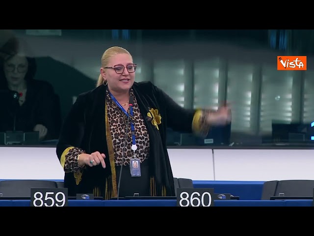 Violenze a cortei, l'Eurodeputata rumena Sosoaca in Latino: Divide et Impera. Ue come nazismo – Il video