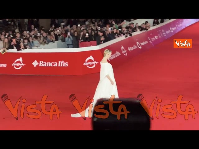 Naomi Watts posa per i fotografi sul red carpet della Festa del Cinema di Roma – Il video
