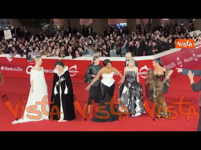 Kim Kardashian e il cast di 'All's Fair' posa per i fotografi sul alla Festa del cinema di Roma – Il video