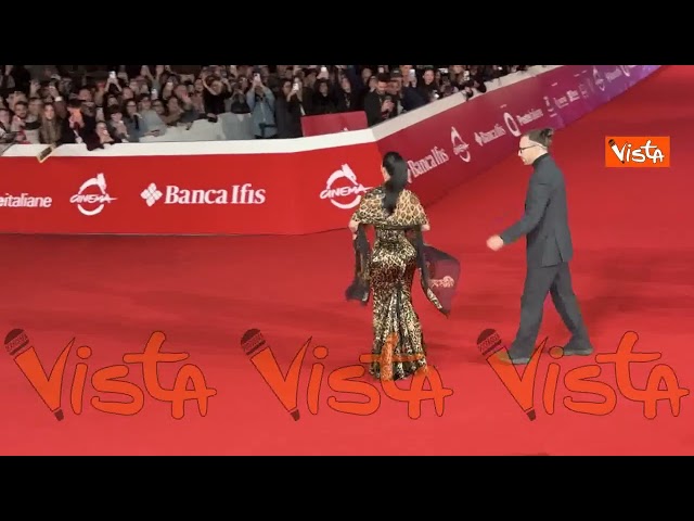 Kim Kardashian posa per i fotografi con un vestito leopardato alla Festa del Cinema di Roma – Il video