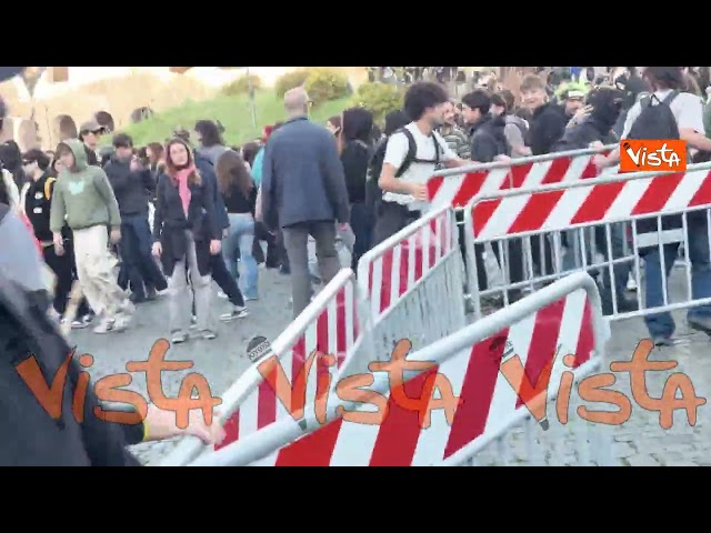 Manifestanti a Roma transennano una via che porta al Colosseo – Il video