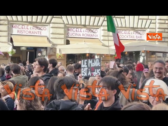 'Fuori l'Italia dalla guerra', l'enorme striscione alla manifestazione a Roma – Il video