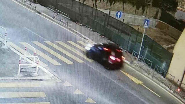 Un frame estratto da un video delle telecamere di sorveglianza prese in esame dagli inquirenti mostra la minicar utilizzata per le aggressioni del 4 e 5 ottobre a Roma, tra cui quella che ha provocato il grave ferimento dell'attore Davide Iacopini, tuttora ricoverato in prognosi riservata. L'auto Ë stata sequestrata nella notte da carabinieri e polizia locale e i due soggetti denunciati, di 16 e 17 anni, hanno confessato. Roma, 14 ottobre 2026. ANSA NPK