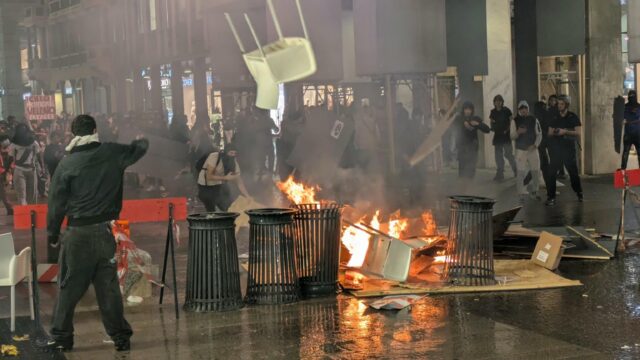 Barricate durante la manifestazione 'Italia in Piazza', Milano,17 ottobre 2026. ANSA/ PAOLO SALMOIRAGO
