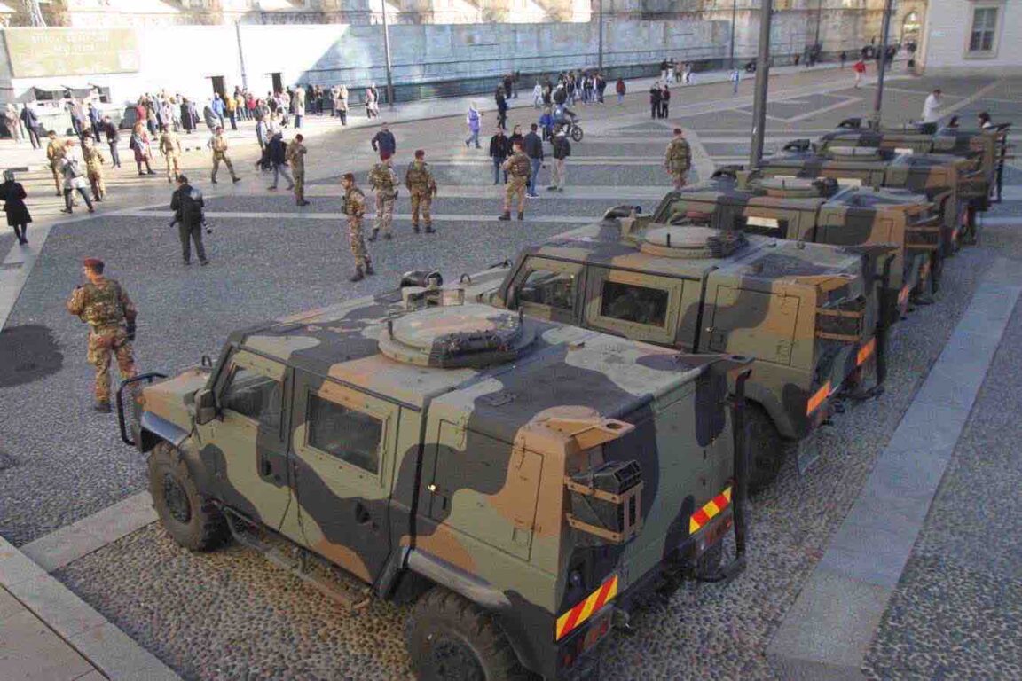 Militari in piazza Duomo a Milano