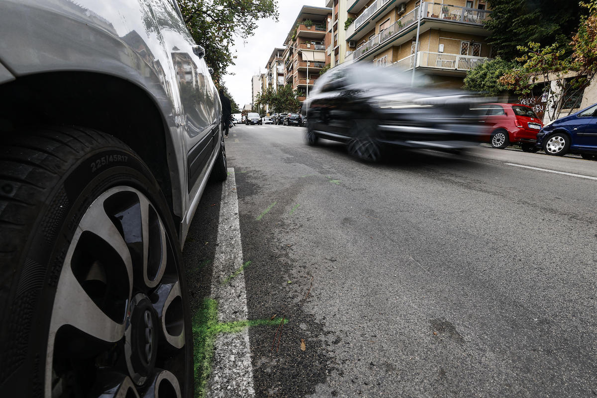 https://static.open.online/wp-content/uploads/2026/10/minicar-nera.jpg