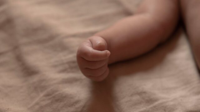 neonato trovato sul ciglio della strada