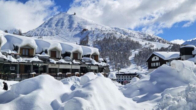 Le spettacolari immagini di Sestriere ricoperto da quasi 2 metri di neve dopo le intense nevicate degli ultimi giorni, 04 marzo 2024.
ANSA/ROMANO/COMUNE DI SESTRIERE
+++ ANSA PROVIDES ACCESS TO THIS HANDOUT PHOTO TO BE USED SOLELY TO ILLUSTRATE NEWS REPORTING OR COMMENTARY ON THE FACTS OR EVENTS DEPICTED IN THIS IMAGE; NO ARCHIVING; NO LICENSING +++ NPK +++