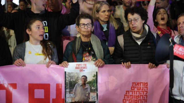 Foto che mostra una manifestazione di famiglia di ostaggi rapiti da Hamas