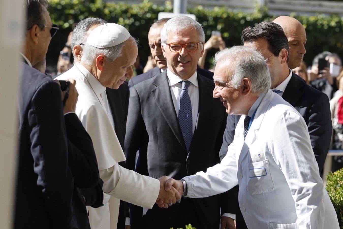 https://static.open.online/wp-content/uploads/2026/10/papa-leone-gemelli.jpg