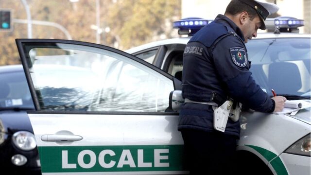 La Polizia locale a Parma dà multe alle biciclette troppo veloci
