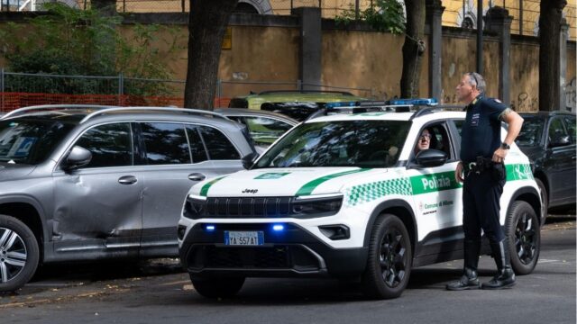 Una volante della Polizia locale ai Milano