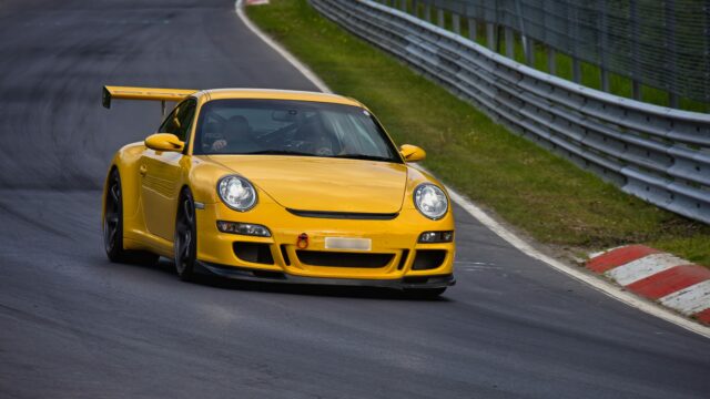 sfreccia con la porsche