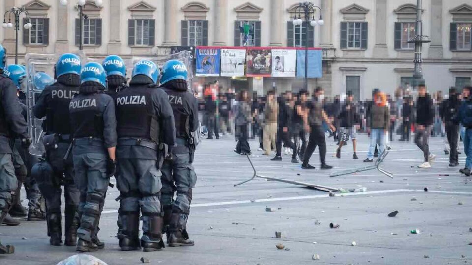 proteste agenti milano